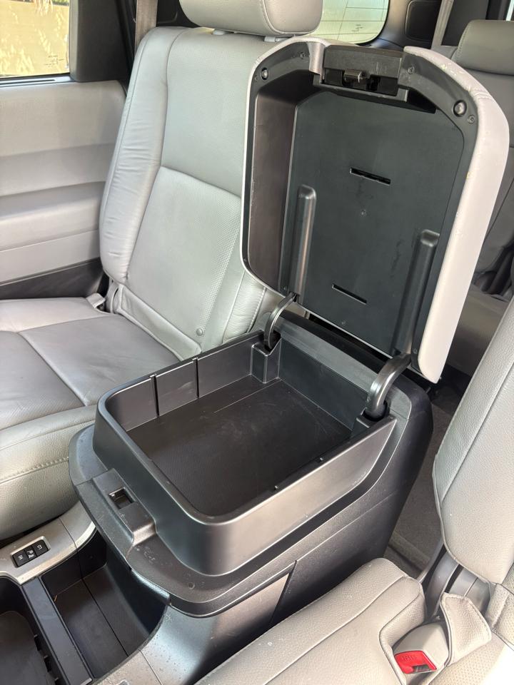 Toyota Sequoia Plantium 2WD 2010