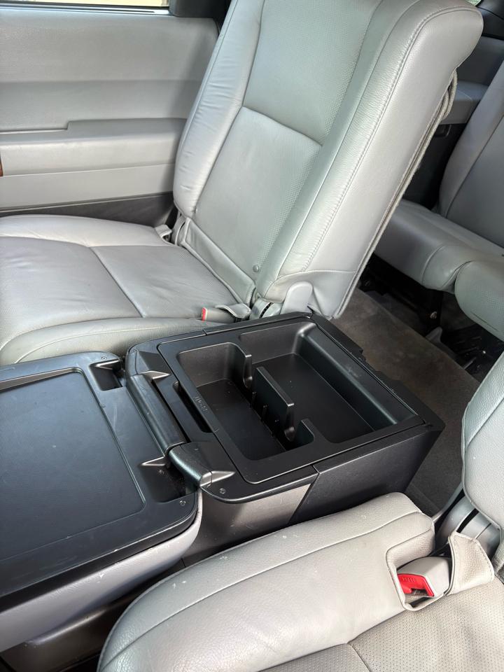 Toyota Sequoia Plantium 2WD 2010