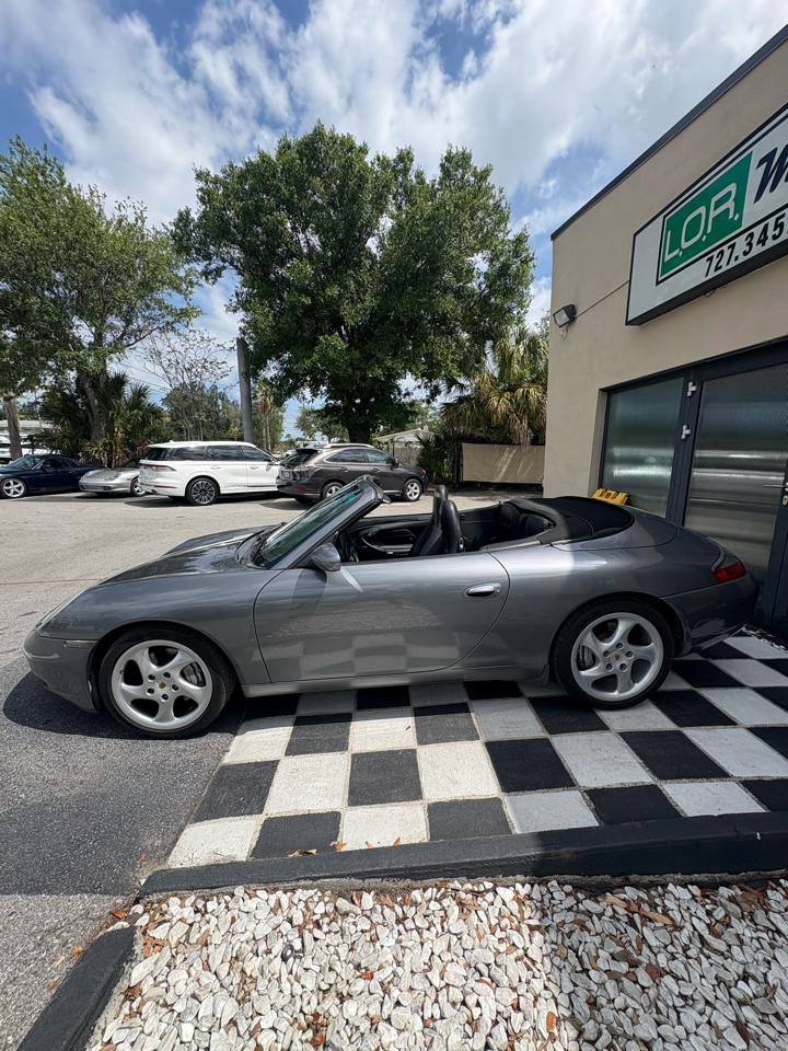 Porsche 911 2dr Cabriolet Carrera 4 2001