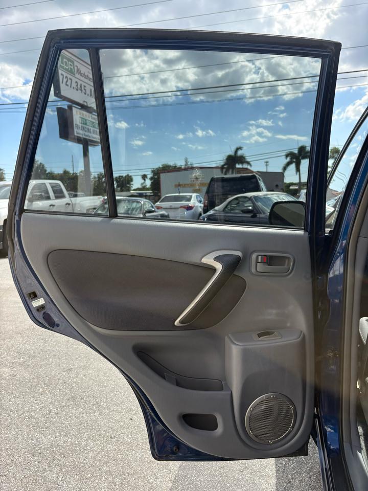 Toyota RAV4 2WD 2003