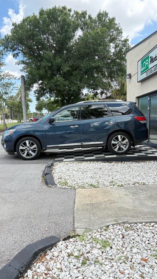 Nissan Pathfinder LE 2WD 2013
