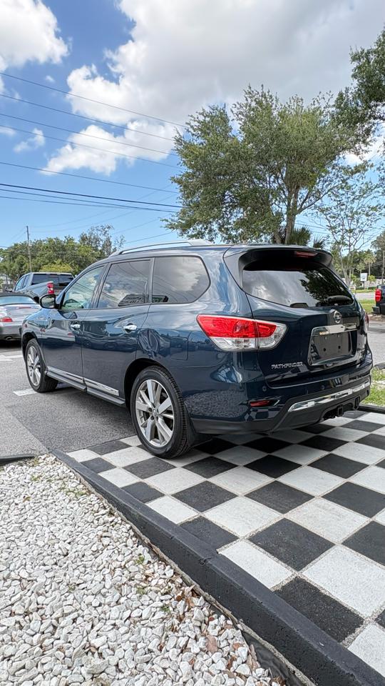 Nissan Pathfinder LE 2WD 2013