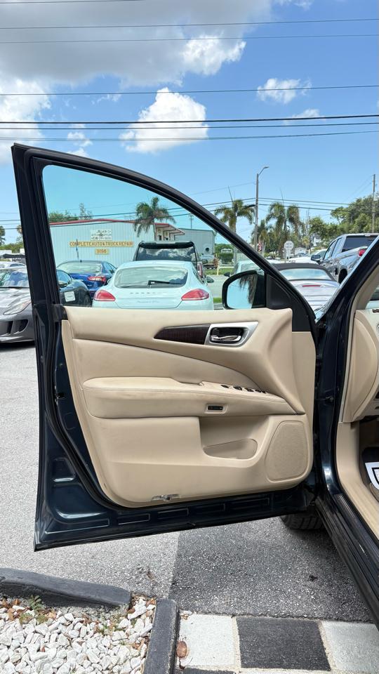 Nissan Pathfinder LE 2WD 2013