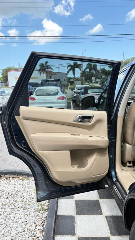 Nissan Pathfinder LE 2WD 2013