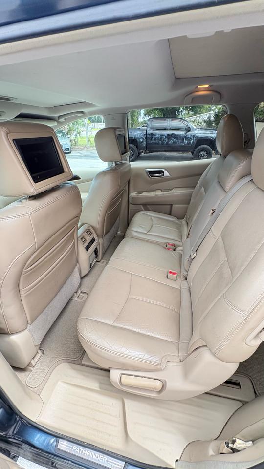 Nissan Pathfinder LE 2WD 2013
