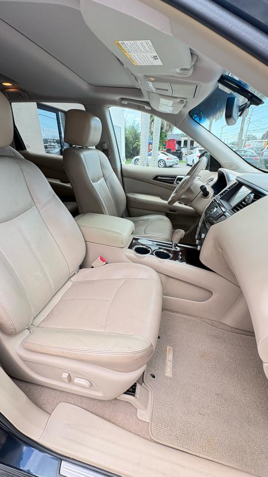 Nissan Pathfinder LE 2WD 2013