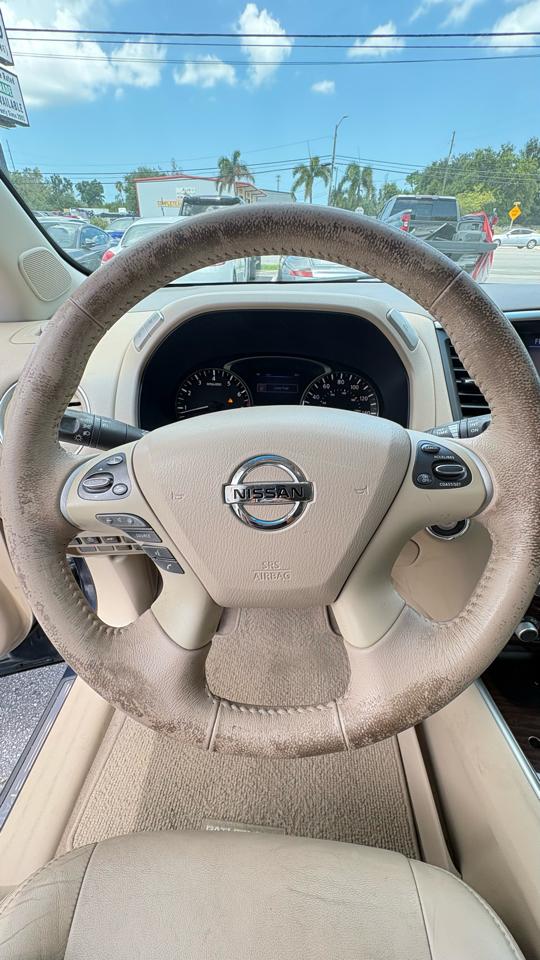 Nissan Pathfinder LE 2WD 2013