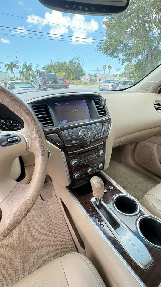 Nissan Pathfinder LE 2WD 2013