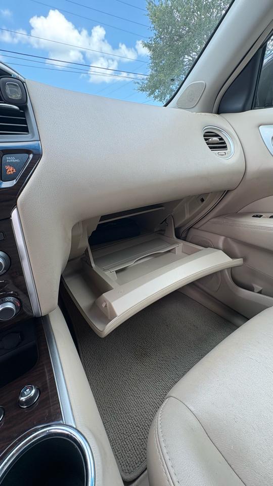 Nissan Pathfinder LE 2WD 2013