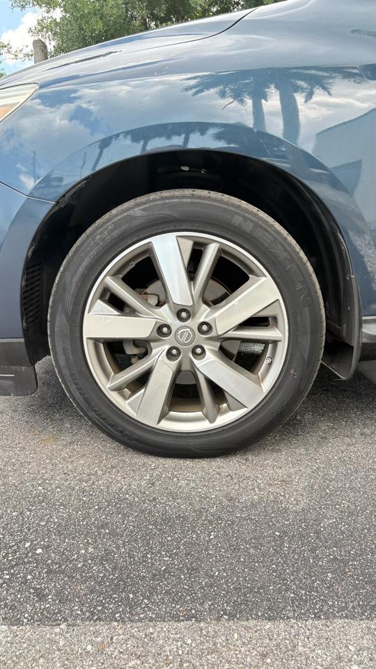 Nissan Pathfinder LE 2WD 2013