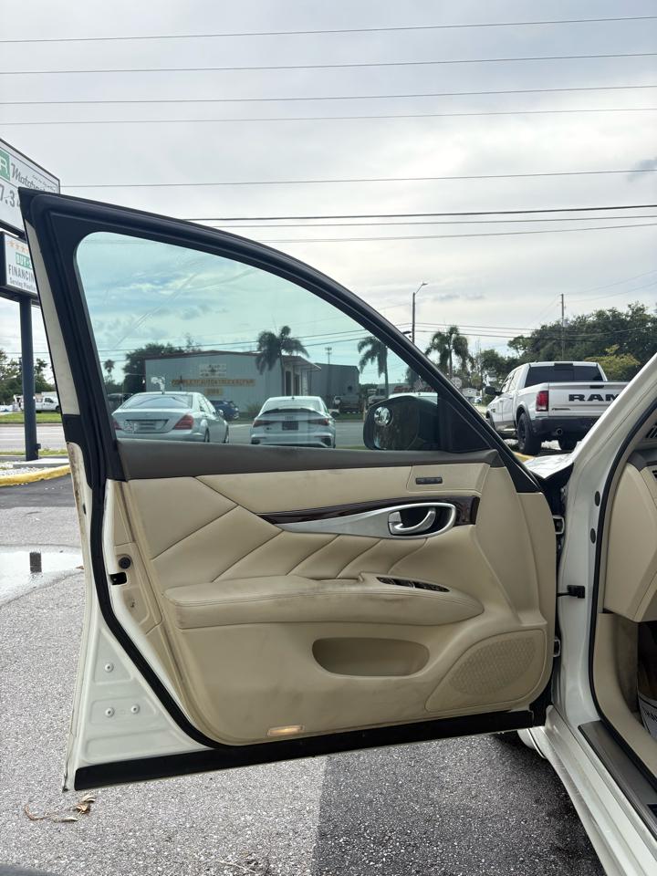 Infiniti Q70 3.7 2015