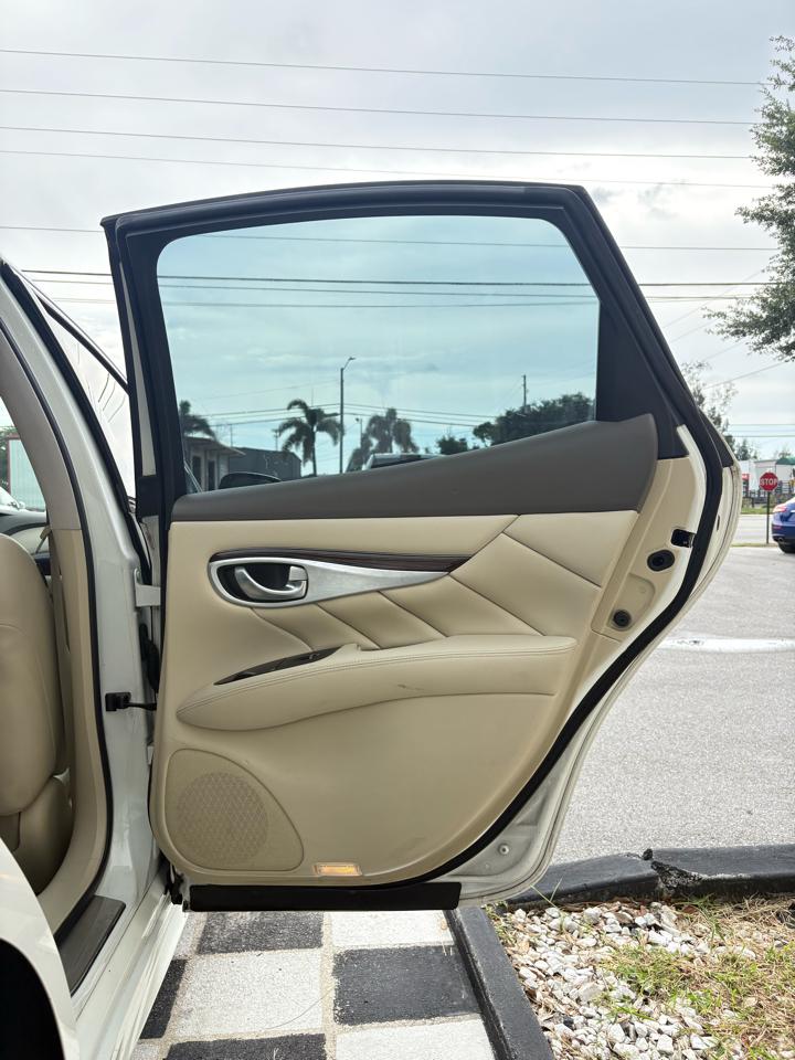 Infiniti Q70 3.7 2015