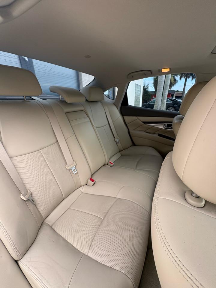 Infiniti Q70 3.7 2015