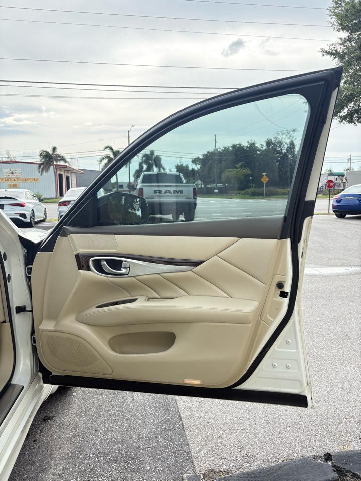 Infiniti Q70 3.7 2015