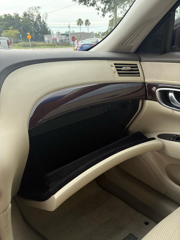 Infiniti Q70 3.7 2015
