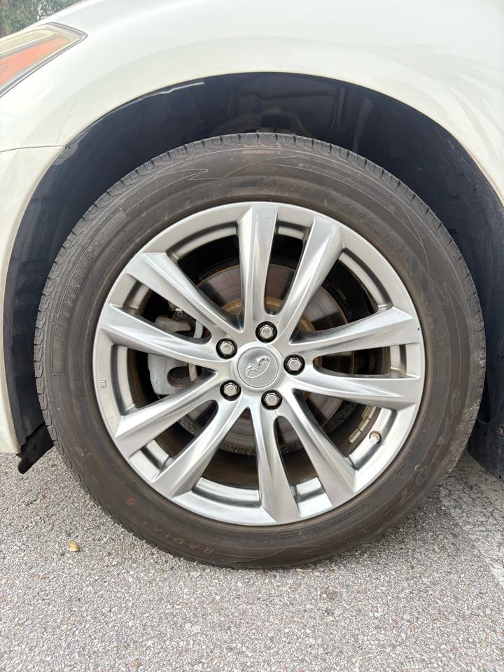 Infiniti Q70 3.7 2015