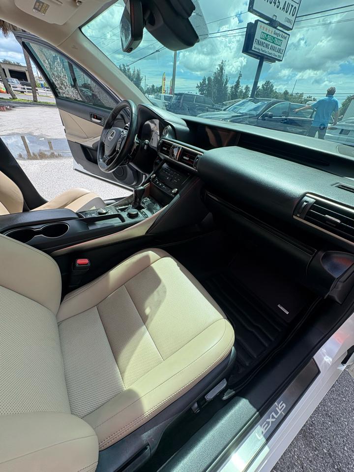 Lexus IS 300 RWD 2018