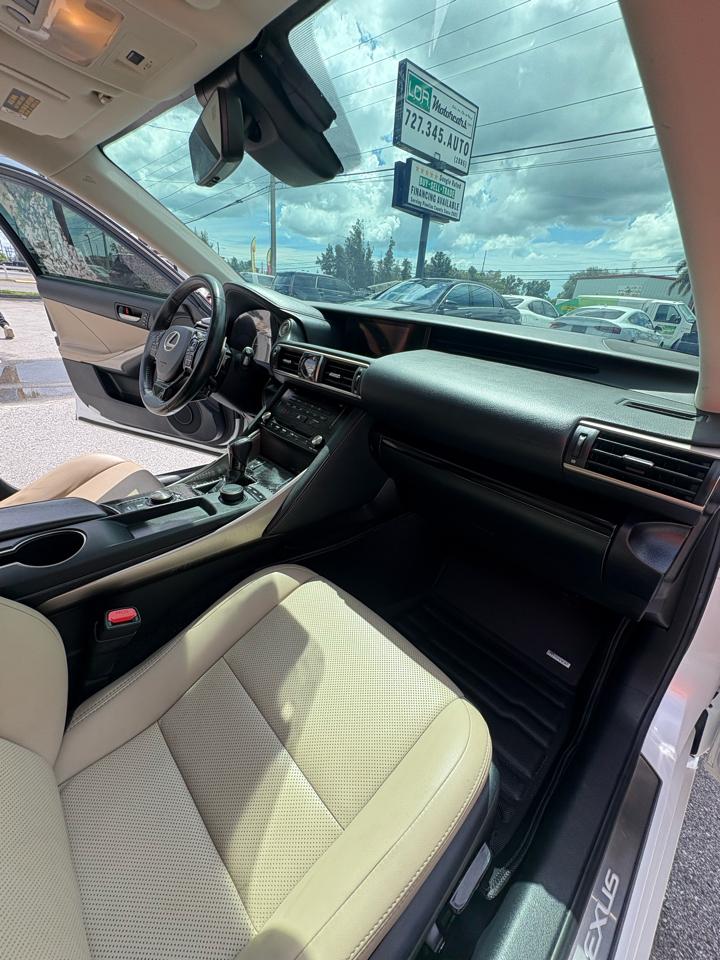 Lexus IS 300 RWD 2018