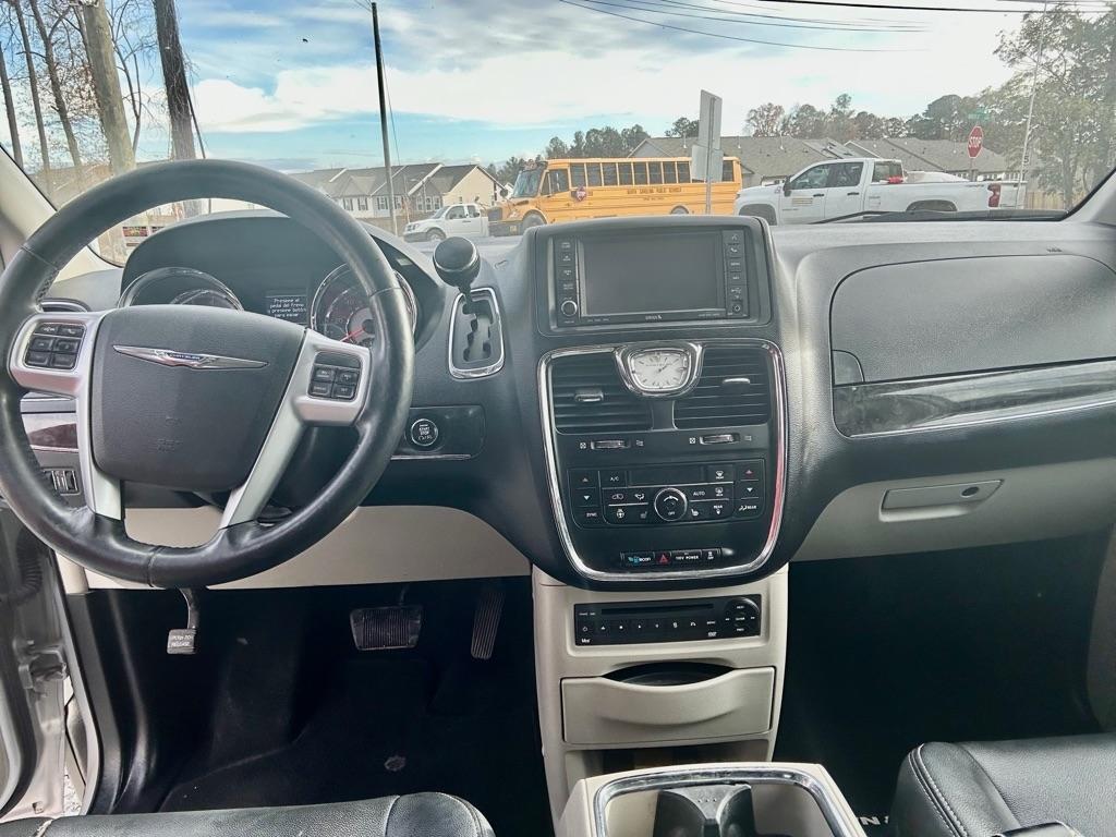 Chrysler Town & Country Touring-L 2012