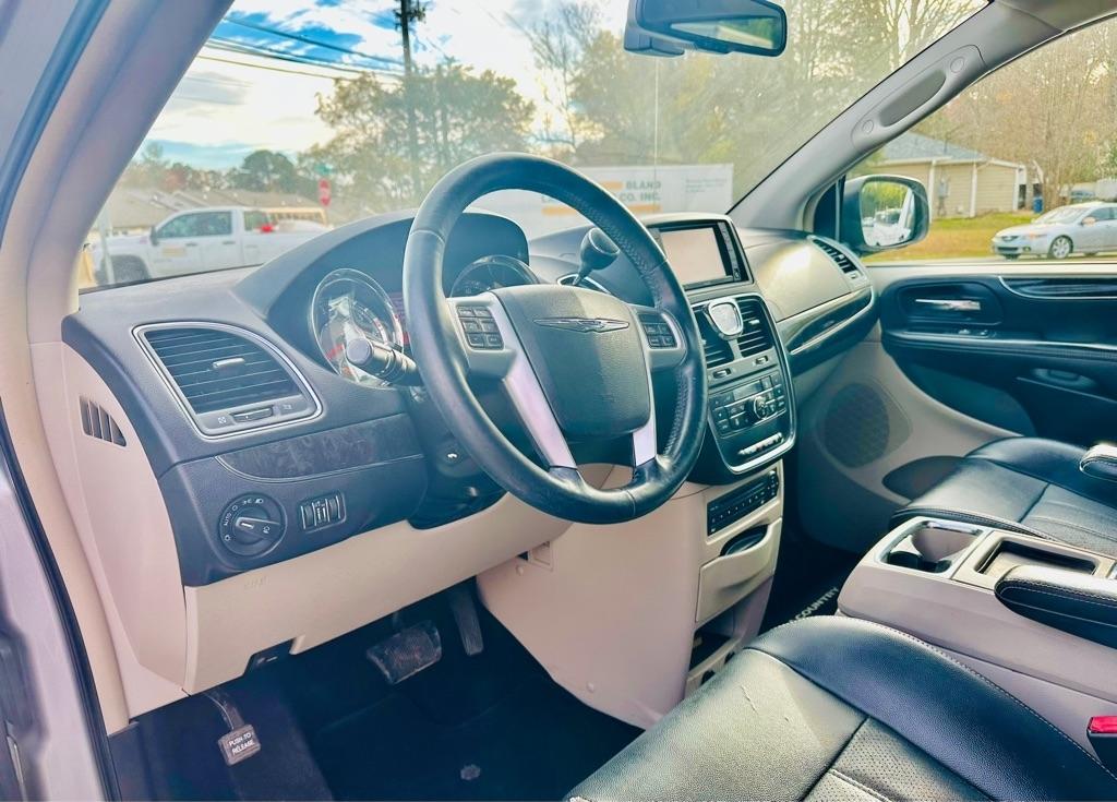Chrysler Town & Country Touring-L 2012