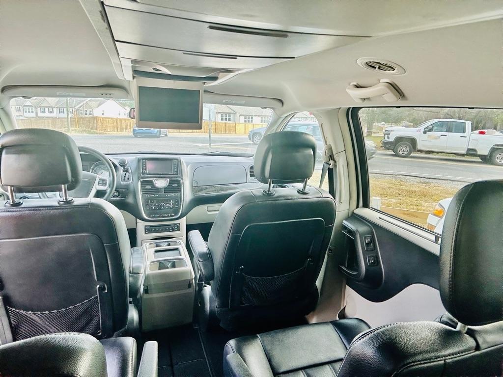 Chrysler Town & Country Touring-L 2012