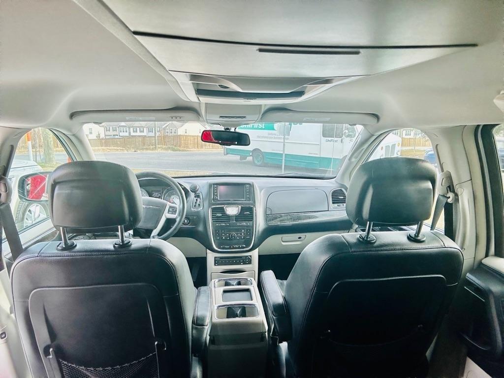 Chrysler Town & Country Touring-L 2012