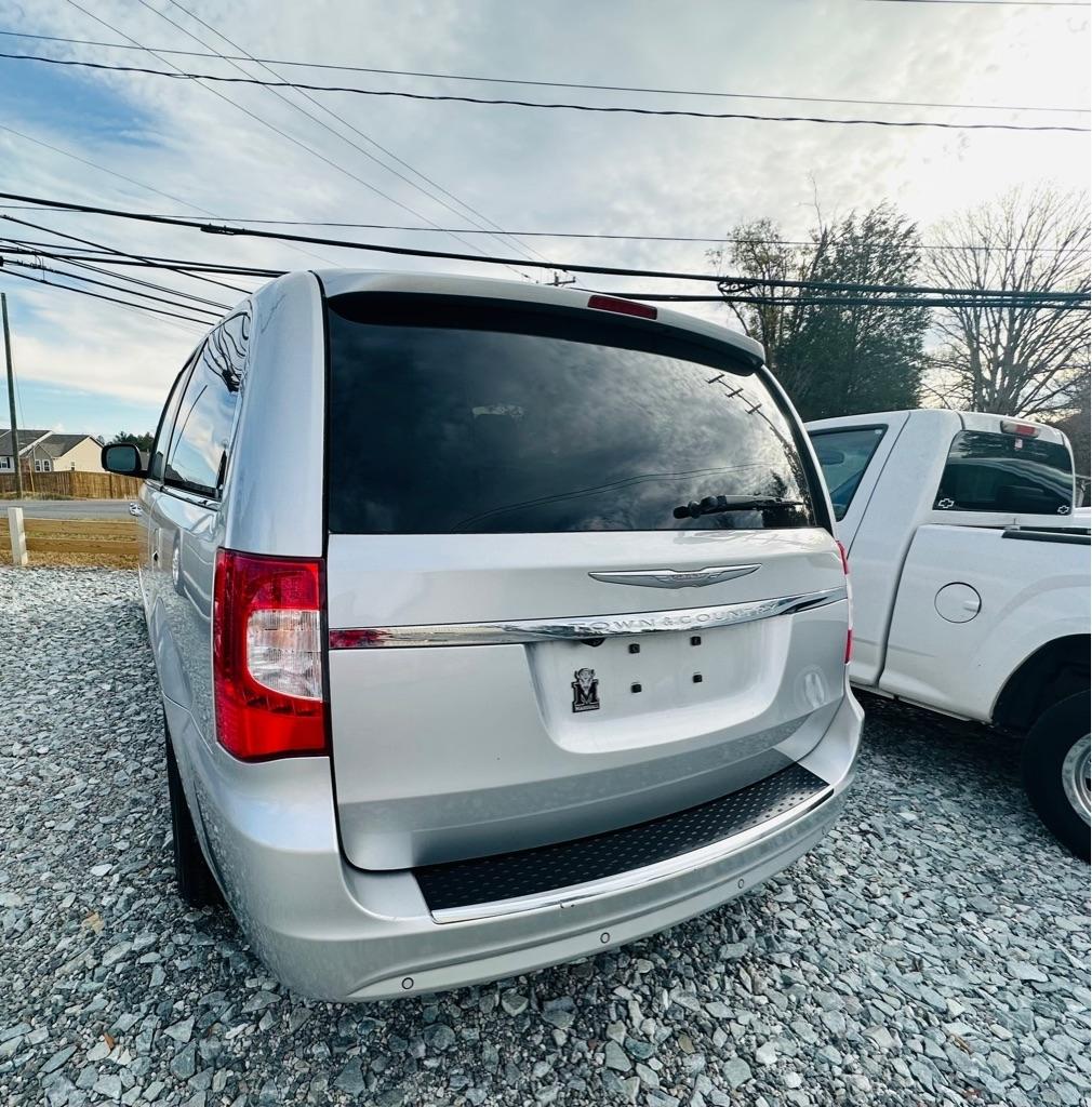Chrysler Town & Country Touring-L 2012