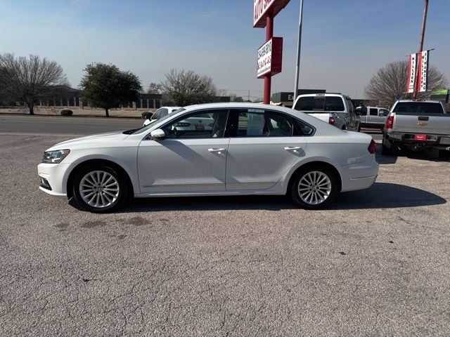 2017 Volkswagen Passat SE's photo