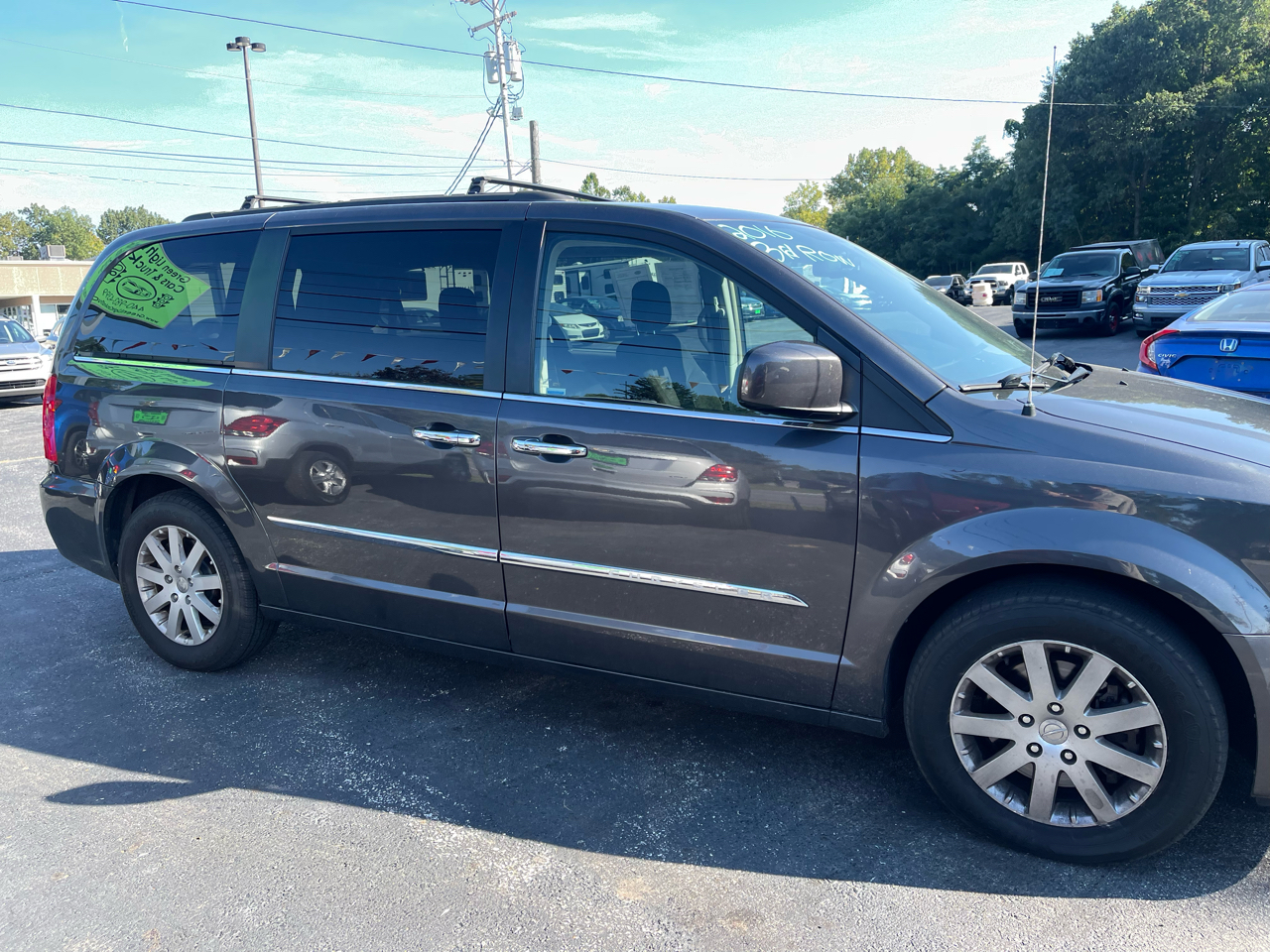 2016 Chrysler Town & Country Touring photo 2