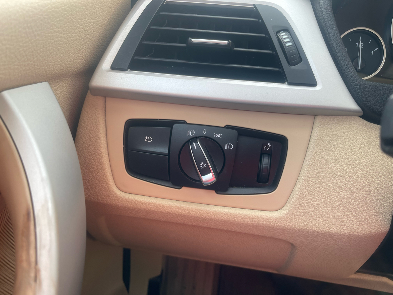 BMW 3 Series 4dr Sdn 320i xDrive AWD 2015 BMW 3 Series 4dr Sdn 320i xDrive AWD 2015