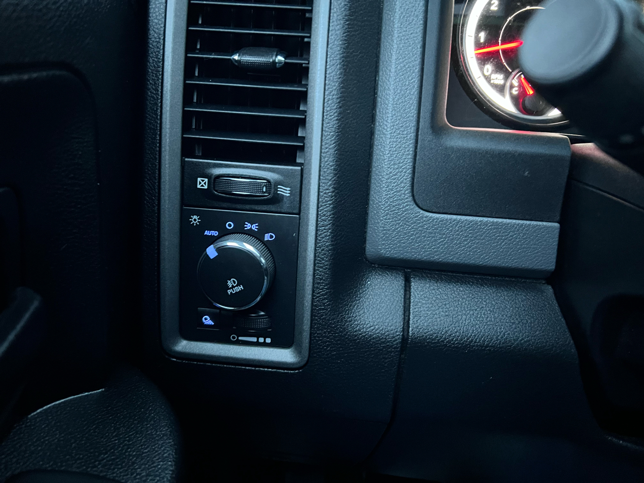 RAM 1500 4WD Quad Cab 140.5" Express 2014