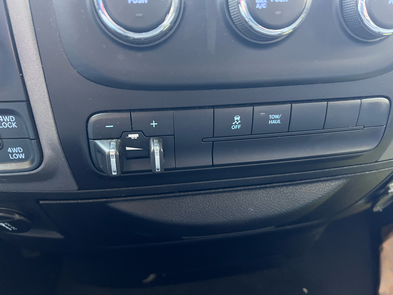 RAM 1500 4WD Quad Cab 140.5" Tradesman 2014