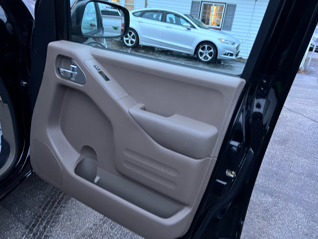 Nissan Frontier 4WD Crew Cab SWB Auto SV 2015