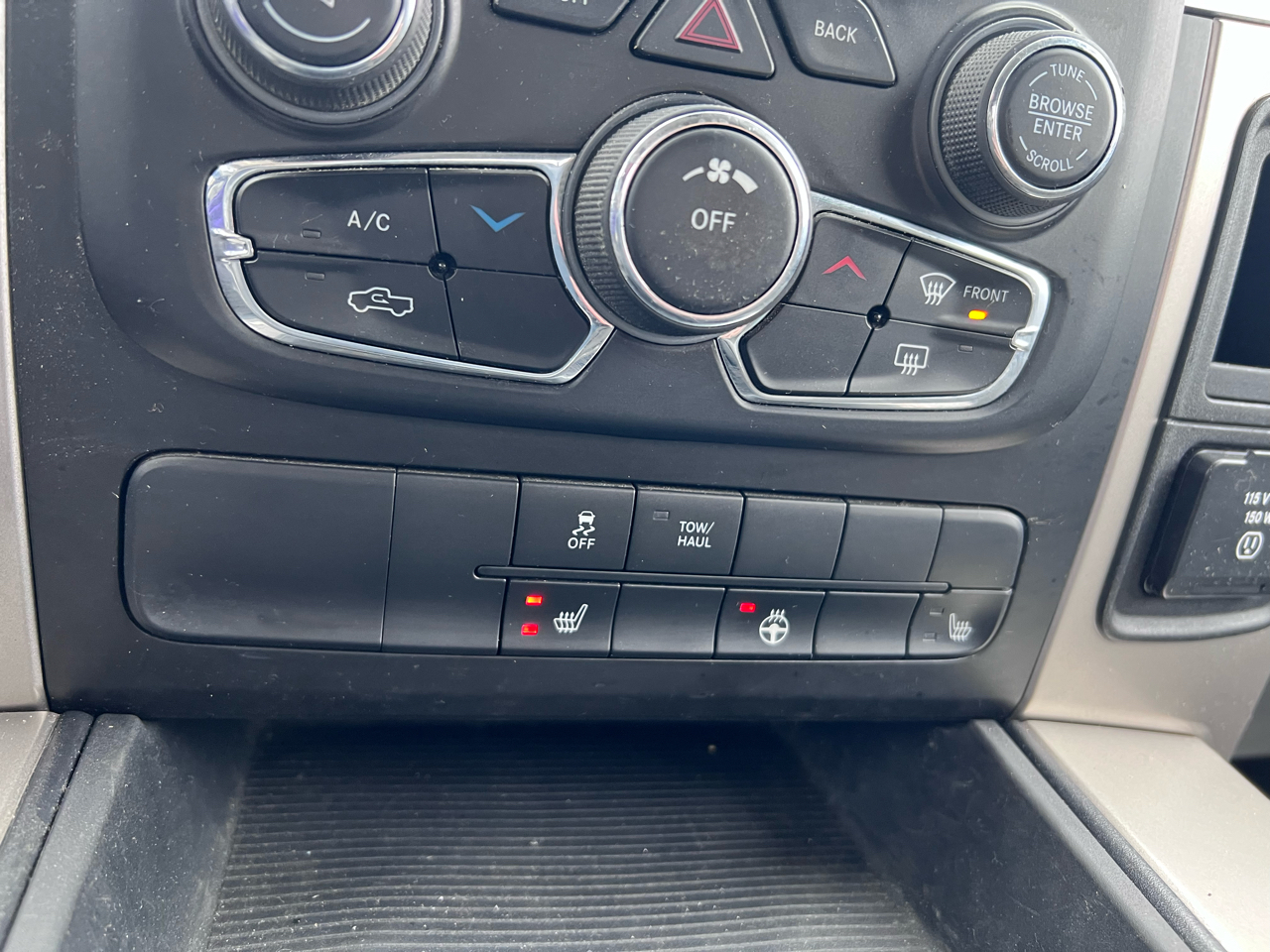 RAM 1500 4WD Quad Cab 140.5" Big Horn 2014