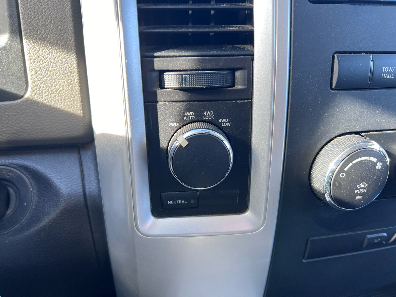 RAM 1500 4WD Quad Cab 140.5" Big Horn 2012