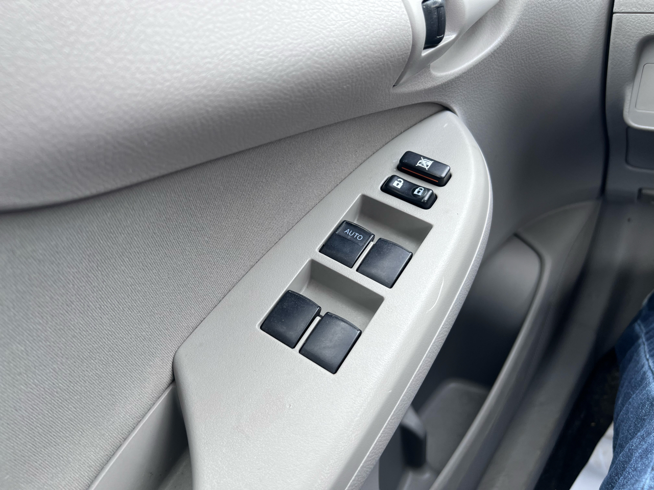 Toyota Corolla 4dr Sdn Auto LE Special Edition (Natl) 2009