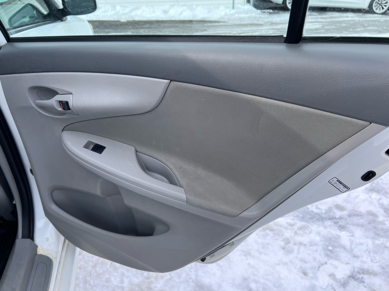 Toyota Corolla 4dr Sdn Auto LE Special Edition (Natl) 2009