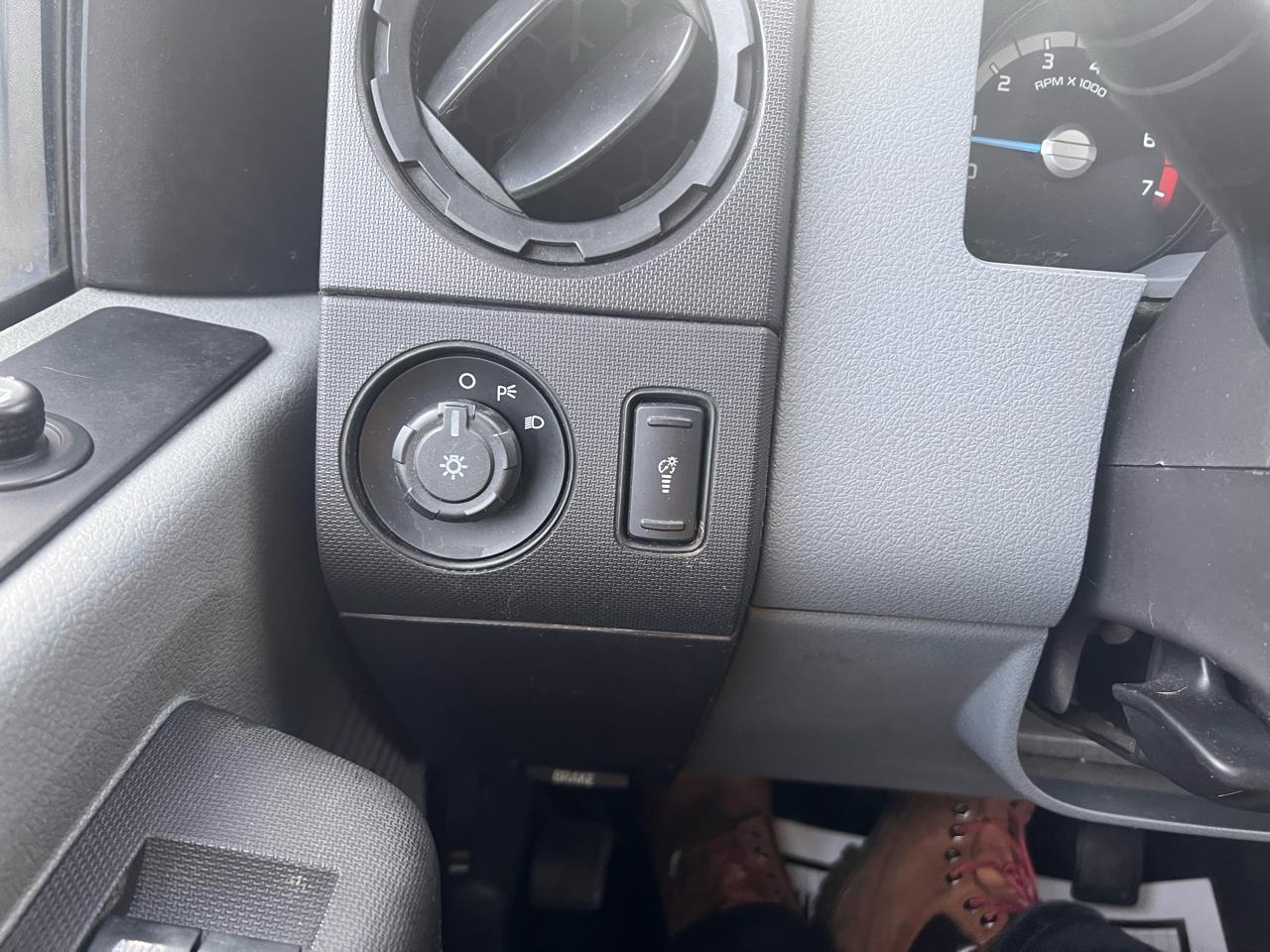 Ford Super Duty F-350 SRW 4WD Reg Cab 137" XLT 2014