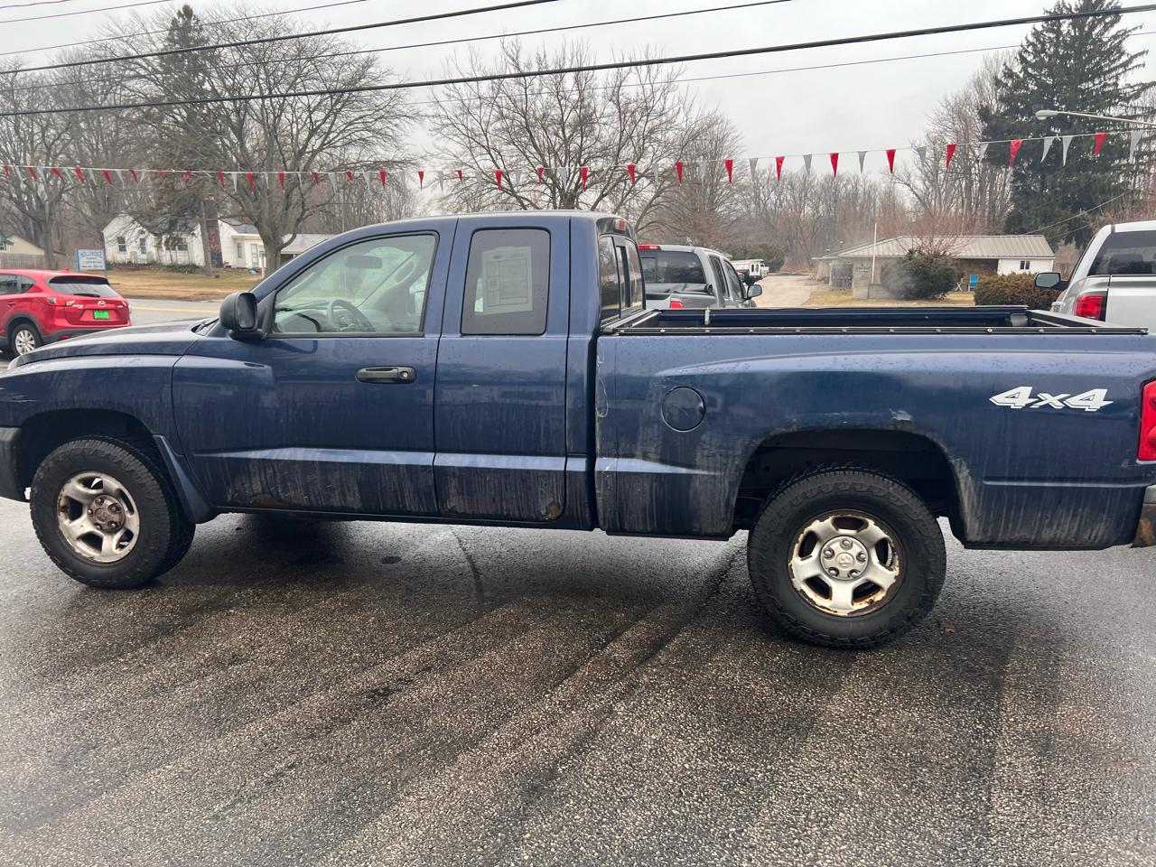 Dodge Dakota 2dr Club Cab 131" WB 4WD ST 2005