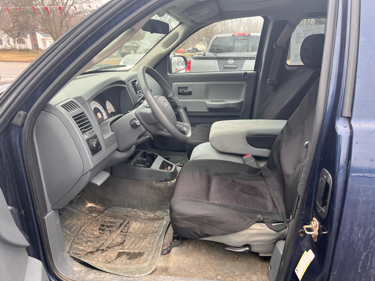 Dodge Dakota 2dr Club Cab 131" WB 4WD ST 2005