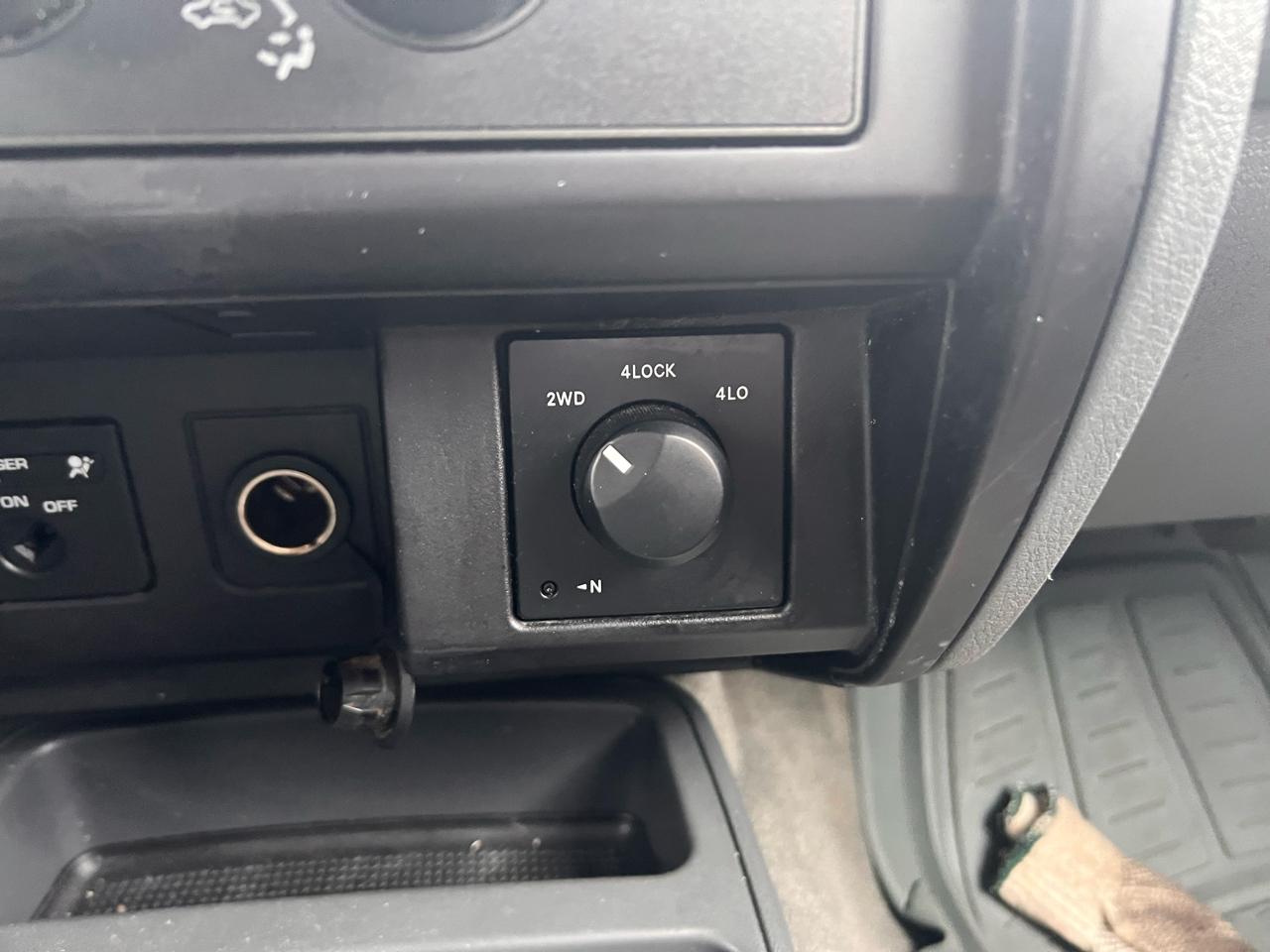 Dodge Dakota 2dr Club Cab 131" WB 4WD ST 2005