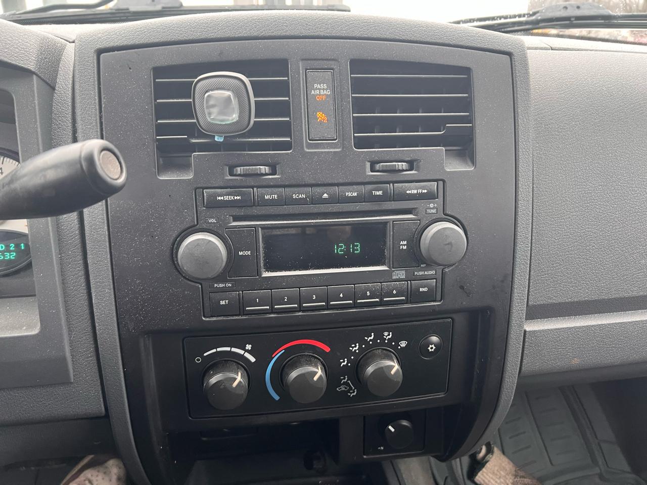 Dodge Dakota 2dr Club Cab 131" WB 4WD ST 2005