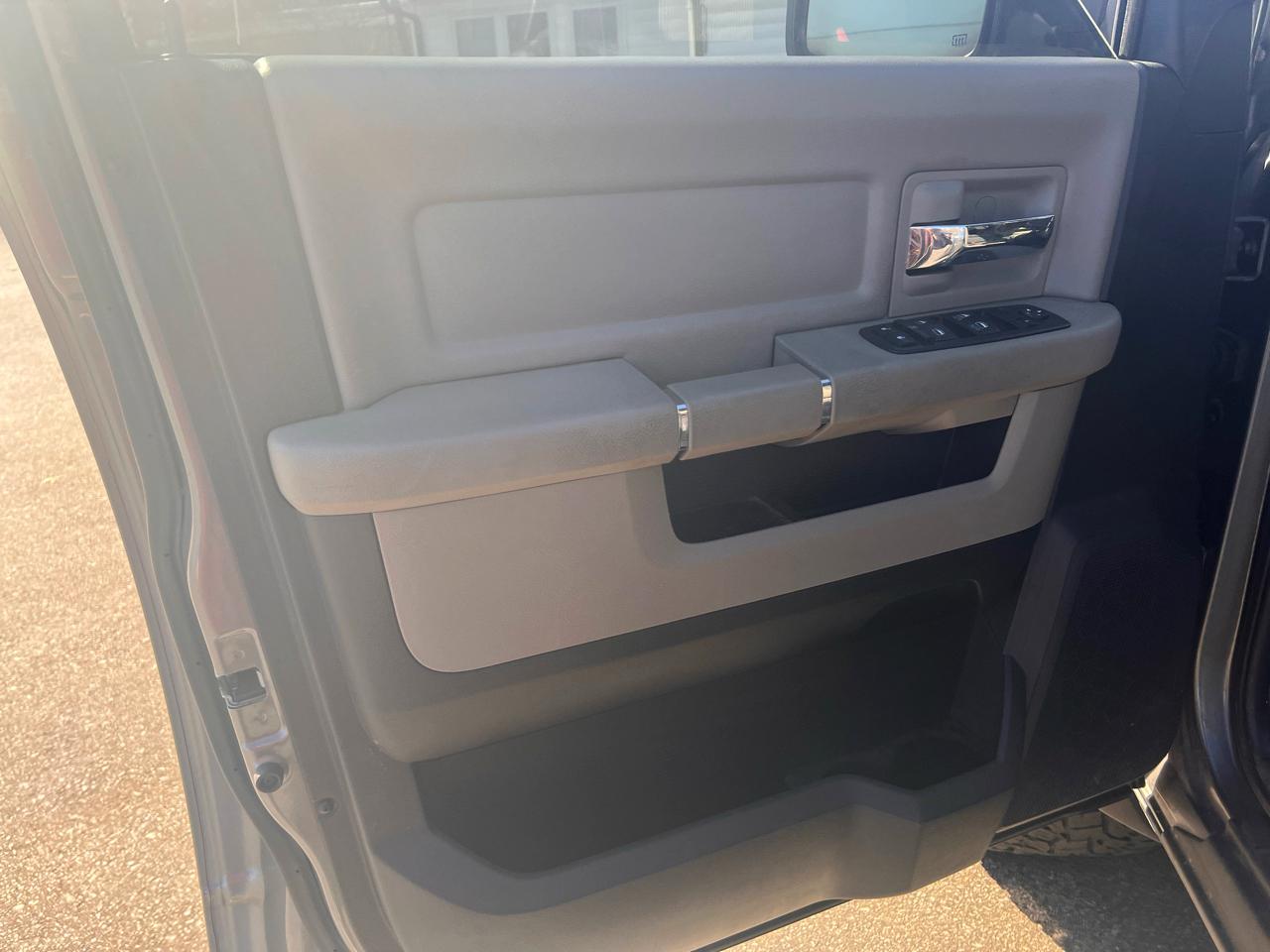 RAM 1500 4WD Quad Cab 140.5" Big Horn 2011