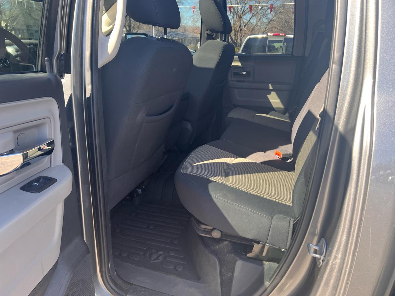 RAM 1500 4WD Quad Cab 140.5" Big Horn 2011