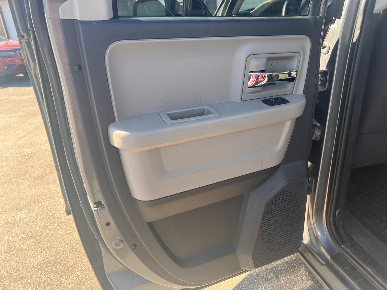 RAM 1500 4WD Quad Cab 140.5" Big Horn 2011