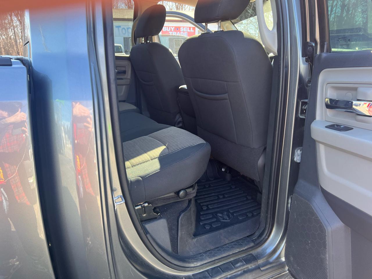 RAM 1500 4WD Quad Cab 140.5" Big Horn 2011