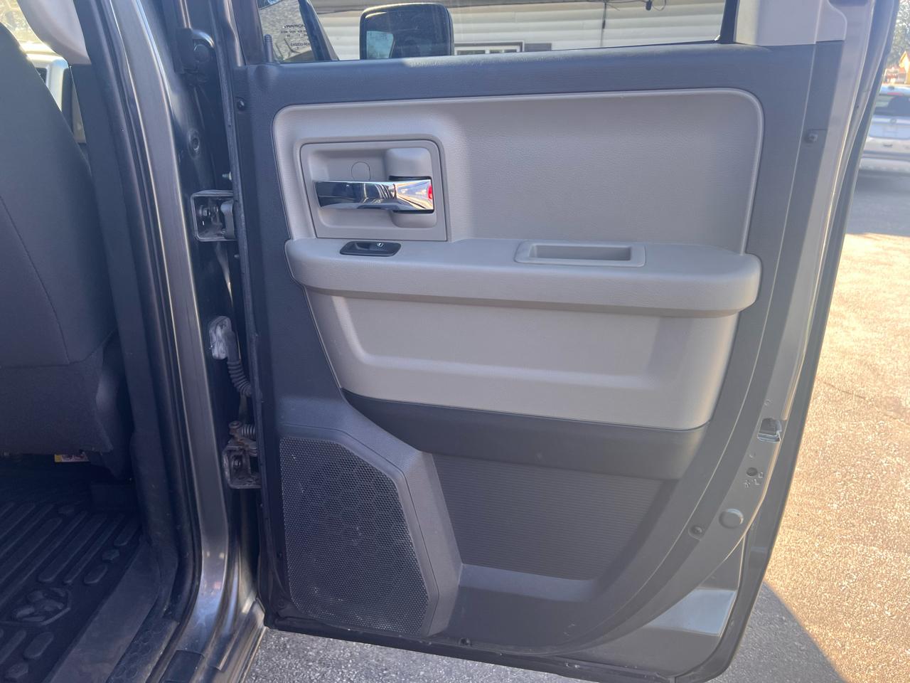 RAM 1500 4WD Quad Cab 140.5" Big Horn 2011