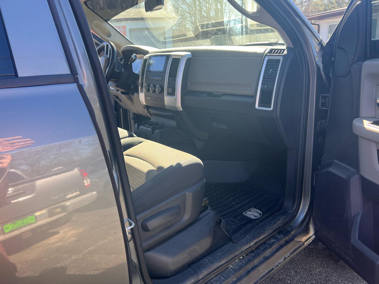 RAM 1500 4WD Quad Cab 140.5" Big Horn 2011