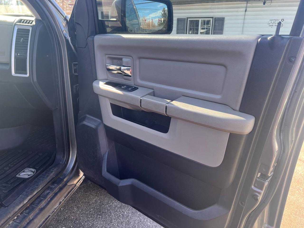 RAM 1500 4WD Quad Cab 140.5" Big Horn 2011