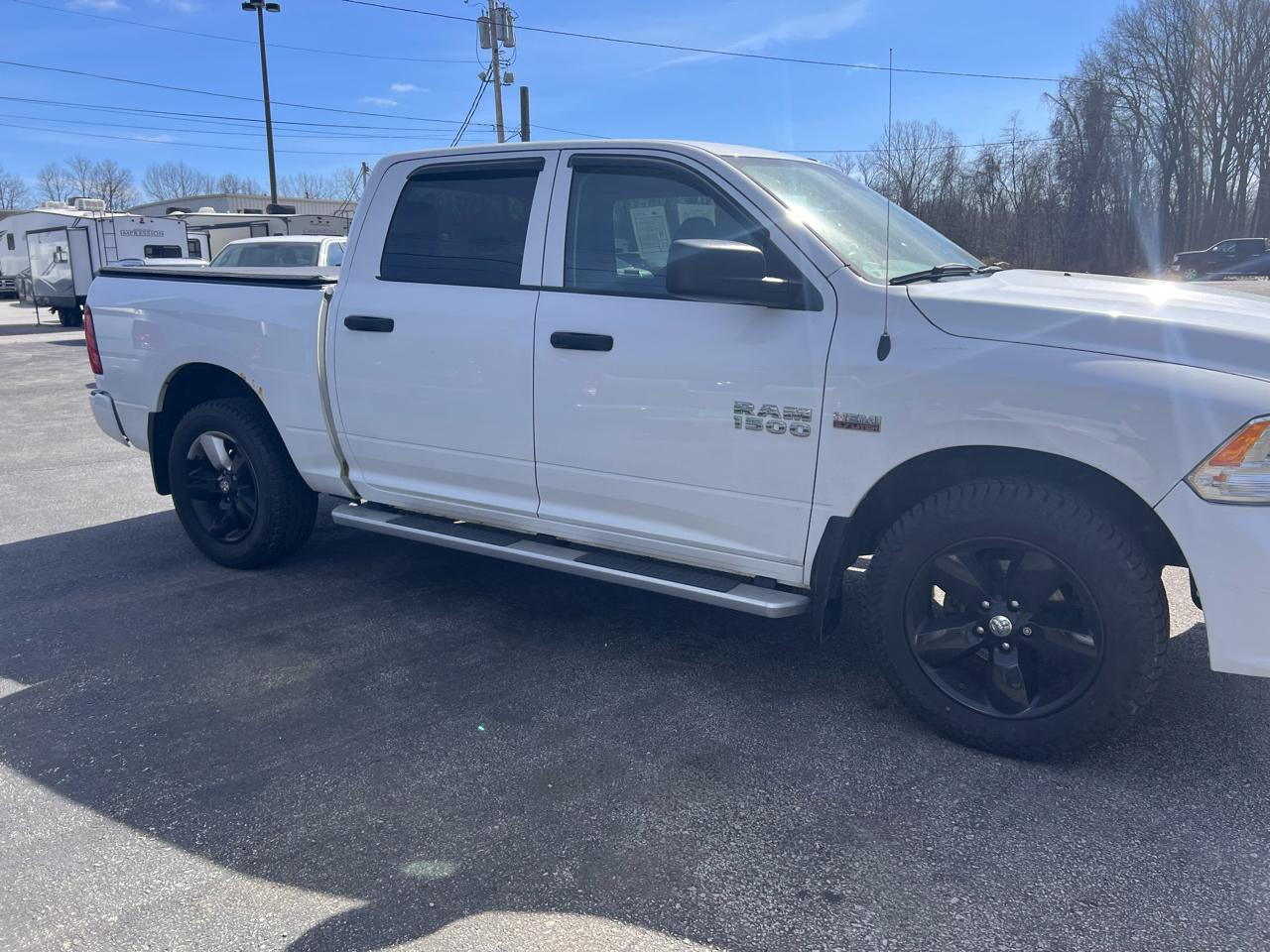 RAM 1500 4WD Crew Cab 140.5" Express 2015